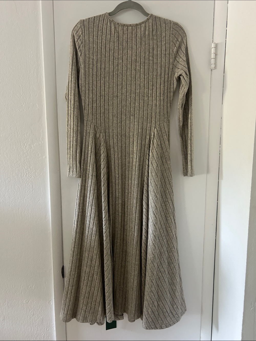 NWT HALARA Ribbed V‑Neck Long Sleeve Flared Knit Dress in Taupe Size M - Picture 4 of 8